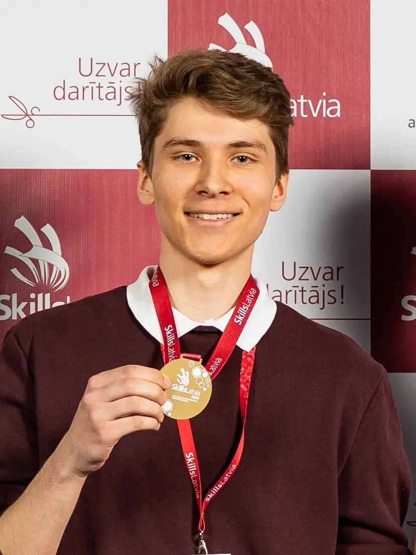 Niks Rodžers Auziņš holding gold medal